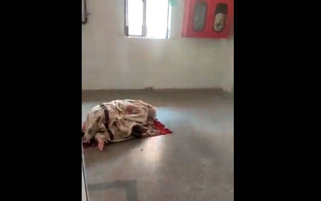 فيديو لفتاة هندية مسلمة تصلي في مستشفى بولاية أوتار براديش يحدث ضجة على مواقع التواصل الاجتماعي
